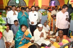 Radhakrishna Vikhe Patil News : श्रीक्षेत्र माहूर येथे रेणुका मातेची महापूजा करून जलसंपदा मंत्री ना राधाकृष्ण विखे पाटील यांनी नवरात्र उत्सवास प्रारंभ केला. भक्ती आणि शक्तीचे हे मंगलमय पर्व सर्वाच्या आयुष्यात नवी प्रेरणा आणि सर्व संकटातून सावरण्यासाठी बळ देणारे ठरो आशी प्रार्थना करून त्यांनी जनतेला शुभेच्छा दिल्या आहेत.